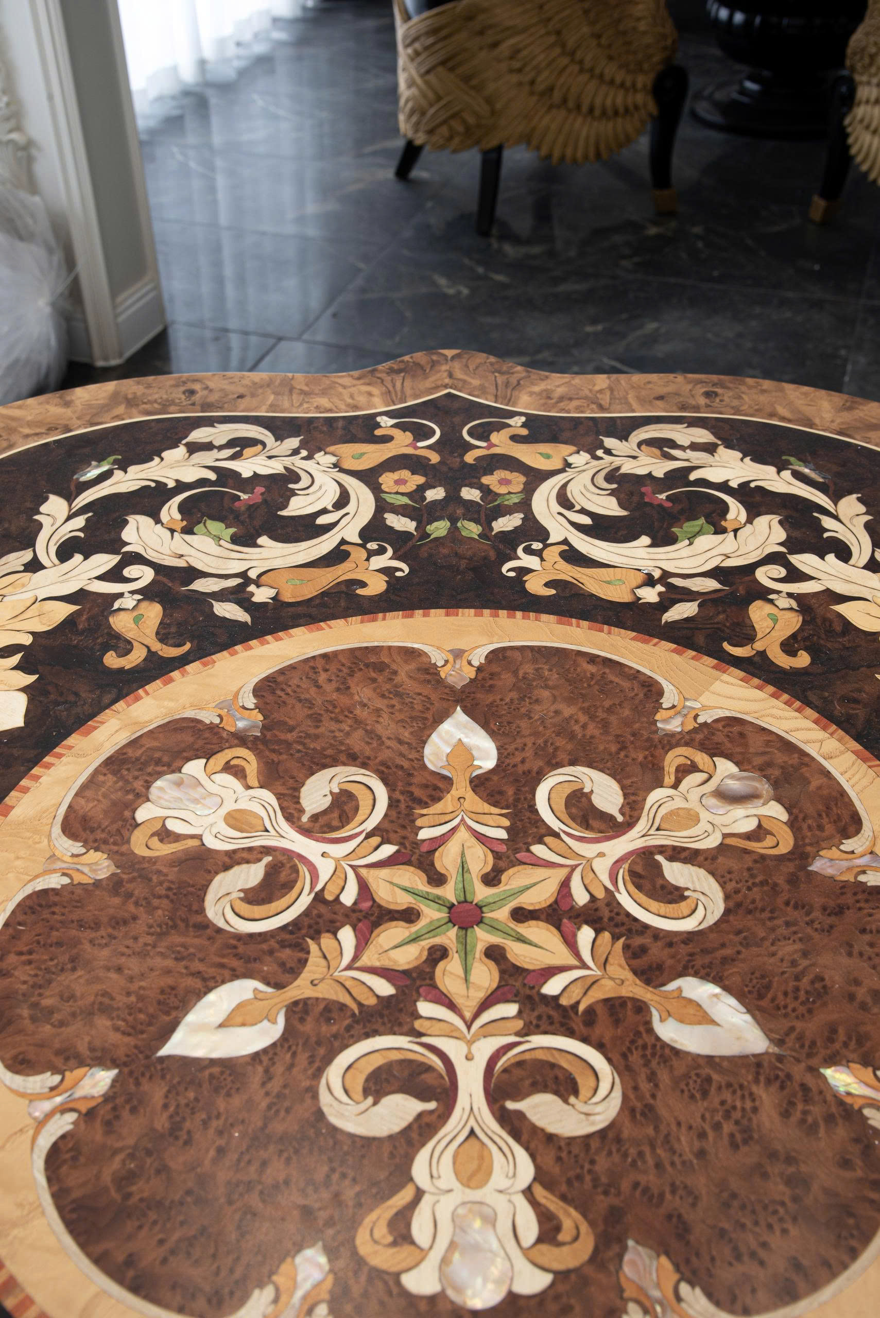 BÀN TRANG TRÍ CỔ ĐIỂN HỌA TIẾT LÁ VÀNG